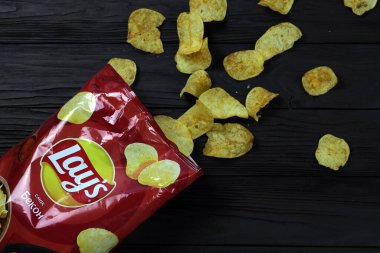 KHARKOV, UKRAINE - 3 HAZİRAN 2021: Pastırma aromalı patates cipsi ve orijinal amblemi paketin ortasına koyar. Dünyaca ünlü patates cipsi markası