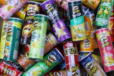 KHARKOV, UKRAINE - 30 Mart 2021: Birçok Pringles silindir cips kutuları çeşitli renk ve lezzetlerle. Amerikan markası, Kelloggs 'a ait istiflenebilir patates bazlı cipsler.