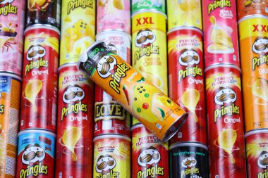 KHARKOV, UKRAINE - 30 Mart 2021: Birçok Pringles silindir cips kutuları çeşitli renk ve lezzetlerle. Amerikan markası, Kelloggs 'a ait istiflenebilir patates bazlı cipsler.