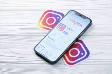 KHARKOV, UKRAINE - 5 Mart 2021: İnstagram simgesi ve uygulaması iPhone 12 'de beyaz ahşap masadaki profesyonel ekranda
