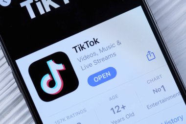 KHARKOV, UKRAINE - 5 Mart 2021: Tiktok simgesi ve uygulaması iPhone 12 'de beyaz ahşap masadaki profesyonel ekranda