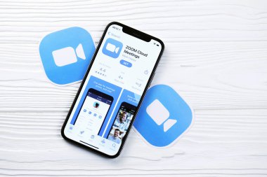 KHARKOV, UKRAINE - 5 Mart 2021: Ulaştırma kurye simgesi ve uygulaması iPhone 12 'den beyaz ahşap masadaki profesyonel ekranda