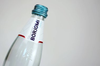 KHARKOV, UKRAINE - 2 Temmuz 2021: Orta Gürcistan 'daki Borjomi Boğazı' ndaki doğal gazlı maden suyu markası