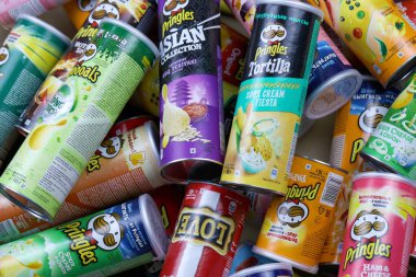 KHARKOV, UKRAINE - 30 Mart 2021: Birçok Pringles silindir cips kutuları çeşitli renk ve lezzetlerle. Amerikan markası, Kelloggs 'a ait istiflenebilir patates bazlı cipsler.