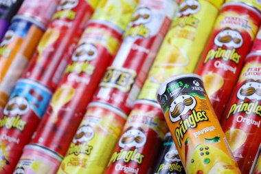 KHARKOV, UKRAINE - 30 Mart 2021: Birçok Pringles silindir cips kutuları çeşitli renk ve lezzetlerle. Amerikan markası, Kelloggs 'a ait istiflenebilir patates bazlı cipsler.