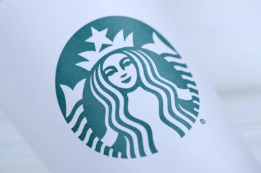 KHARKOV, UKRAINE - 15 Mart 2021: yeşil logolu Starbucks bardağı. Starbucks Corporation, Seattle, Washington merkezli çok uluslu kahve ve roastery rezervleri zinciri.