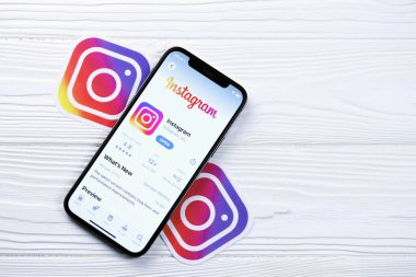 KHARKOV, UKRAINE - 5 Mart 2021: İnstagram simgesi ve uygulaması iPhone 12 'de beyaz ahşap masadaki profesyonel ekranda