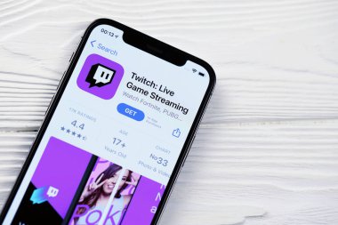 KHARKOV, UKRAINE - 5 Mart 2021: iPhone 12 'deki uygulama simgesi ve uygulaması beyaz ahşap masadaki profesyonel ekranda