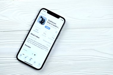 KHARKOV, UKRAINE - 5 Mart 2021: Apple TV simgesi ve uygulaması iPhone 12 'den beyaz ahşap masadaki profesyonel ekranda