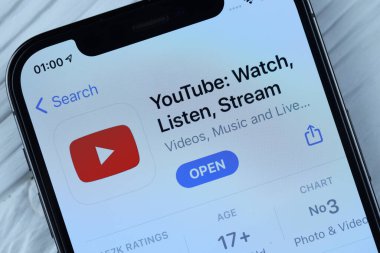 KHARKOV, UKRAINE - 5 Mart 2021: Youtube simgesi ve uygulaması iPhone 12 'den beyaz ahşap masadaki profesyonel ekranda
