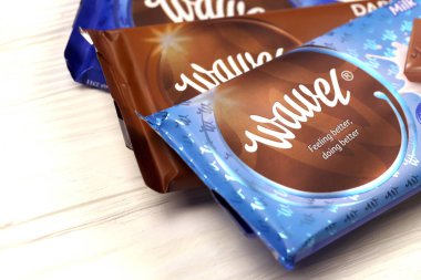 KHARKOV, UKRAINE - 3 HAZİRAN 2021: Wawel çikolata üretimi. Wawel, Polonya 'nın Krakow şehrinde 1898' de kurulan çikolatalı gofret ve atıştırmalık üreten Polonyalı bir şekerleme şirketi.