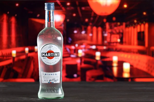 Kharkov Ukraine Helmikuu 2021 Martini Rossi Blanco Pullo Puupöydällä Punainen — kuvapankkivalokuva