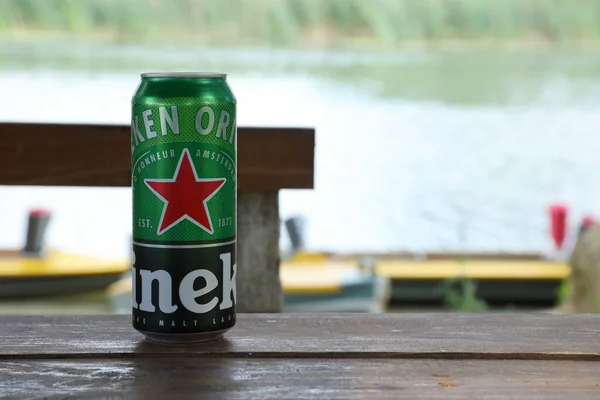 Kharkov Ukraine July 2021 荷兰酿造公司Heineken V生产的喜力啤酒绿罐 — 图库照片