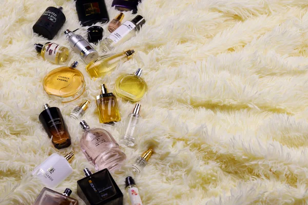 Kharkov Ucrania Enero 2021 Muchas Botellas Perfume Con Marcas Famosas — Foto de Stock