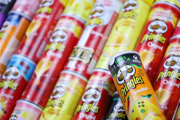 KHARKOV, UKRAINE - 30 Mart 2021: Birçok Pringles silindir cips kutuları çeşitli renk ve lezzetlerle. Amerikan markası, Kelloggs 'a ait istiflenebilir patates bazlı cipsler.