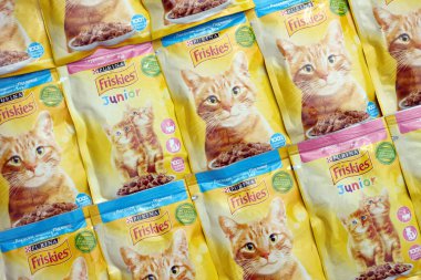 KHARKOV, UKRAINE - 10 AĞUSTOS 2021: Çok sayıda Friskie paket evcil hayvan yemeği. Nestle Global 'in bir yan kuruluşu olan Nestle Purina PetCare Company' ye ait frizkler