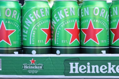 KHARKOV, UKRAINE - 31 Temmuz 2021: Hollanda bira şirketi Heineken N.V tarafından üretilen yeşil teneke kutu Heineken soluk bira.