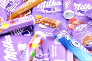 KHARKOV, UKRAINE - 2 Temmuz 2021: Beyaz ahşap masa üzerinde klasik leylak rengi ambalaj tasarımlı Milka çikolata ürünleri