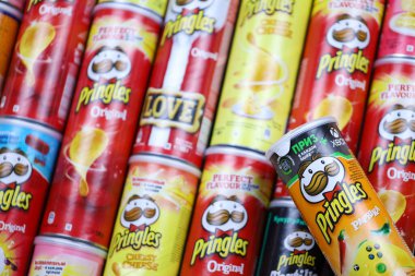 KHARKOV, UKRAINE - 30 Mart 2021: Birçok Pringles silindir cips kutuları çeşitli renk ve lezzetlerle. Amerikan markası, Kelloggs 'a ait istiflenebilir patates bazlı cipsler.