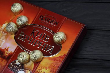 KHARKOV, UKRAINE - 11 HAZİRAN 2021: Rochen çikolata şeker kutusu. Roshen Ukrayna Şirketi dünyanın en büyük şekerleme şirketleri listesinde 18. sırada yer aldı.