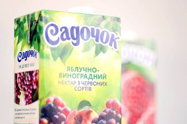 KHARKOV, UKRAINE - 2 Temmuz 2021: Sadochok Elma ve üzümlü nektar kırmızı çeşitler ve nar aromalı tetra-paketli elma