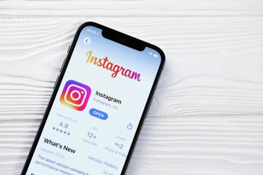 KHARKOV, UKRAINE - 5 Mart 2021: İnstagram simgesi ve uygulaması iPhone 12 'de beyaz ahşap masadaki profesyonel ekranda