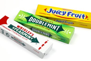 KHARKOV, UKRAINE - 14 Şubat 2021: Wrigleys Spearmint Doublemint ve Sulu Meyve sakızı klasik paket tasarımı
