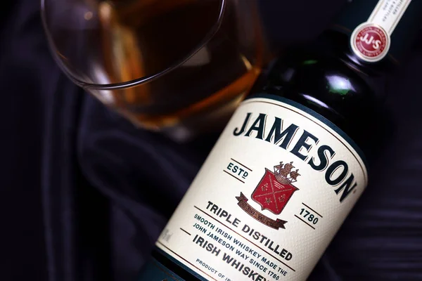 Kharkov Ukraine December 2020 Jameson Tripla Desztillált Whisky Palack Sötét — Stock Fotó