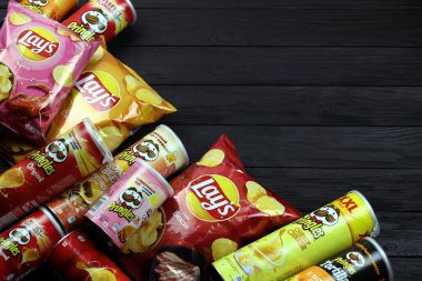 KHARKOV, UKRAINE - 3 HAZİRAN 2021: Klasik paket tasarımında çeşitli aromalı patates cipsi. Dünyaca ünlü patates cipsi markaları