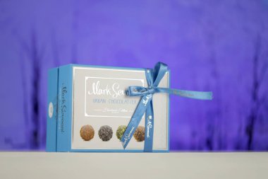 KHARKOV, UKRAINE - 14 Şubat 2021: Mark Sevouni kentsel çikolata üretimi el yapımı yuvarlak şekerler. Mark Sevouni, Erivan, Ermenistan merkezli bir çikolata üreticisi.