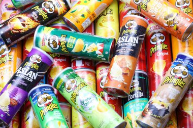 KHARKOV, UKRAINE - 30 Mart 2021: Birçok Pringles silindir cips kutuları çeşitli renk ve lezzetlerle. Amerikan markası, Kelloggs 'a ait istiflenebilir patates bazlı cipsler.