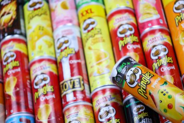 KHARKOV, UKRAINE - 30 Mart 2021: Birçok Pringles silindir cips kutuları çeşitli renk ve lezzetlerle. Amerikan markası, Kelloggs 'a ait istiflenebilir patates bazlı cipsler.