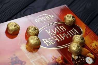 KHARKOV, UKRAINE - 11 HAZİRAN 2021: Rochen çikolata şeker kutusu. Roshen Ukrayna Şirketi dünyanın en büyük şekerleme şirketleri listesinde 18. sırada yer aldı.