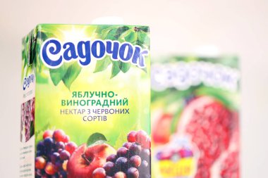 KHARKOV, UKRAINE - 2 Temmuz 2021: Sadochok Elma ve üzümlü nektar kırmızı çeşitler ve nar aromalı tetra-paketli elma