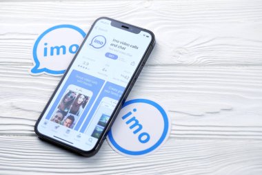 KHARKOV, UKRAINE - 5 Mart 2021: İmo simgesi ve uygulaması iPhone 12 'den beyaz ahşap masadaki profesyonel ekranda