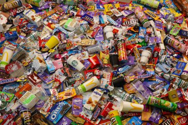 KHARKOV, UKRAINE - 10 AĞUSTOS 2021: Ünlü markalı yiyecek ve içecek üretiminde kullanılan büyük yığın ve boş tek kullanımlık paketler ve fincanlar