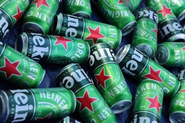 KHARKOV, UKRAINE - 31 Temmuz 2021: Hollanda bira şirketi Heineken N.V tarafından üretilen yeşil teneke kutu Heineken soluk bira.