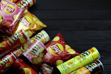 KHARKOV, UKRAINE - 3 HAZİRAN 2021: Klasik paket tasarımında çeşitli aromalı patates cipsi. Dünyaca ünlü patates cipsi markaları