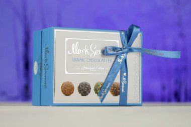 KHARKOV, UKRAINE - 14 Şubat 2021: Mark Sevouni kentsel çikolata üretimi el yapımı yuvarlak şekerler. Mark Sevouni, Erivan, Ermenistan merkezli bir çikolata üreticisi.