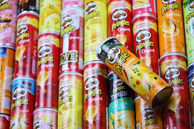 KHARKOV, UKRAINE - 30 Mart 2021: Birçok Pringles silindir cips kutuları çeşitli renk ve lezzetlerle. Amerikan markası, Kelloggs 'a ait istiflenebilir patates bazlı cipsler.