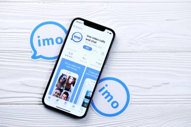 KHARKOV, UKRAINE - 5 Mart 2021: İmo simgesi ve uygulaması iPhone 12 'den beyaz ahşap masadaki profesyonel ekranda