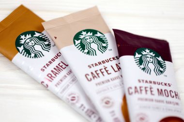 KHARKOV, UKRAINE - 2 Temmuz 2021: yeşil logolu Starbucks kahve çubukları. Starbucks Corporation, Seattle, Washington merkezli çok uluslu kahve ve roastery rezervleri zinciri.