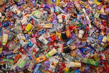 KHARKOV, UKRAINE - 10 AĞUSTOS 2021: Ünlü markalı yiyecek ve içecek üretiminde kullanılan büyük yığın ve boş tek kullanımlık paketler ve fincanlar