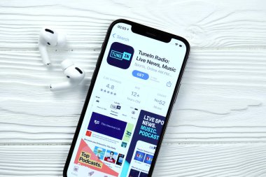 KHARKOV, UKRAINE - 5 Mart 2021: TuneIn simgesi ve uygulaması iPhone 12 profosyonel ekranda beyaz ahşap masa uzmanıyla birlikte