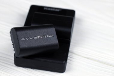 KHARKOV, UKRAINE - 14 Mart 2021: Beyaz tahta masa üzerinde modern DSLR fotoğraf makineleri için Kastar lityum iyonu veya li-ion şarj edilebilir piller