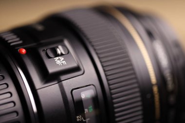 KHARKOV, UKRAINE - 21 Ocak 2021: Siyah kumaş zemin üzerinde Canon EF 85mm 1.8 lens. Canon marka ürününün ayrıntılı fotoğrafı