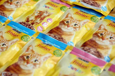 KHARKOV, UKRAINE - 10 AĞUSTOS 2021: Çok sayıda Friskie paket evcil hayvan yemeği. Nestle Global 'in bir yan kuruluşu olan Nestle Purina PetCare Company' ye ait frizkler