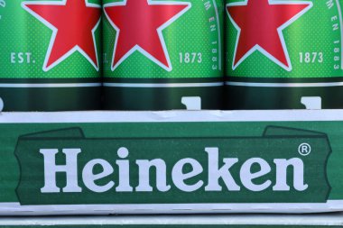 KHARKOV, UKRAINE - 31 Temmuz 2021: Hollanda bira şirketi Heineken N.V tarafından üretilen yeşil teneke kutu Heineken soluk bira.