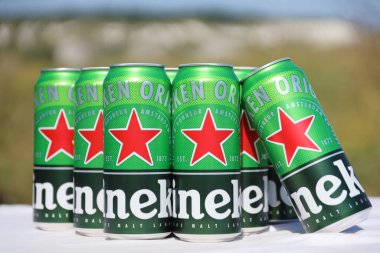 KHARKOV, UKRAINE - 31 Temmuz 2021: Hollanda bira şirketi Heineken N.V tarafından üretilen yeşil teneke kutu Heineken soluk bira.