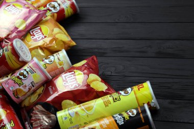 KHARKOV, UKRAINE - 3 HAZİRAN 2021: Klasik paket tasarımında çeşitli aromalı patates cipsi. Dünyaca ünlü patates cipsi markaları
